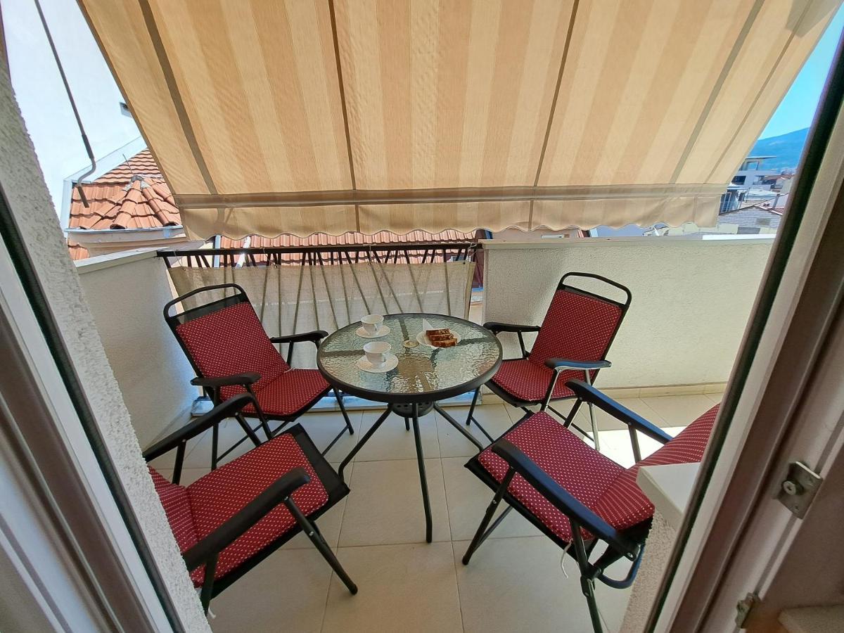 Bright Top Floor Apartment With Free Parking Skopje Buitenkant foto