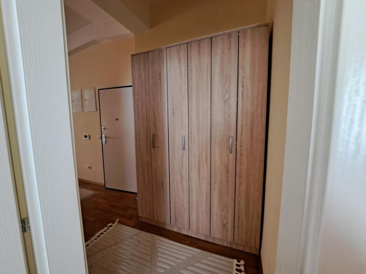 Bright Top Floor Apartment With Free Parking Skopje Buitenkant foto