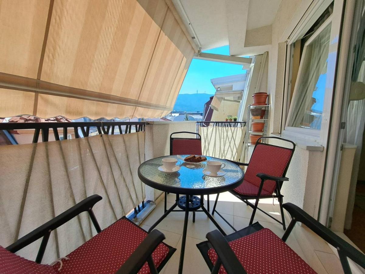 Bright Top Floor Apartment With Free Parking Skopje Buitenkant foto