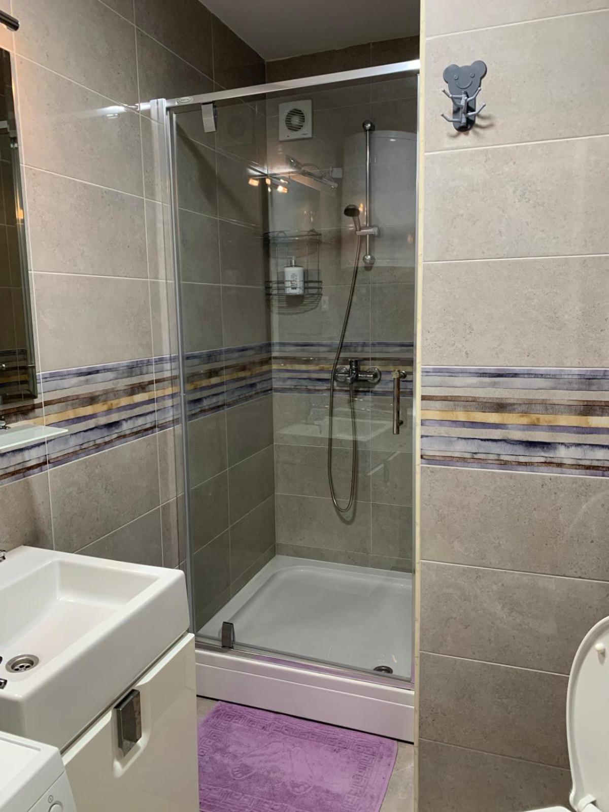 Bright Top Floor Apartment With Free Parking Skopje Buitenkant foto